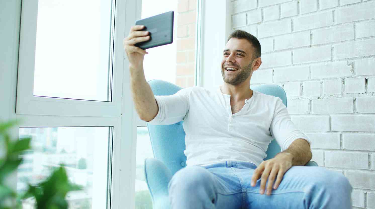 Mann macht Videocall übers Handy