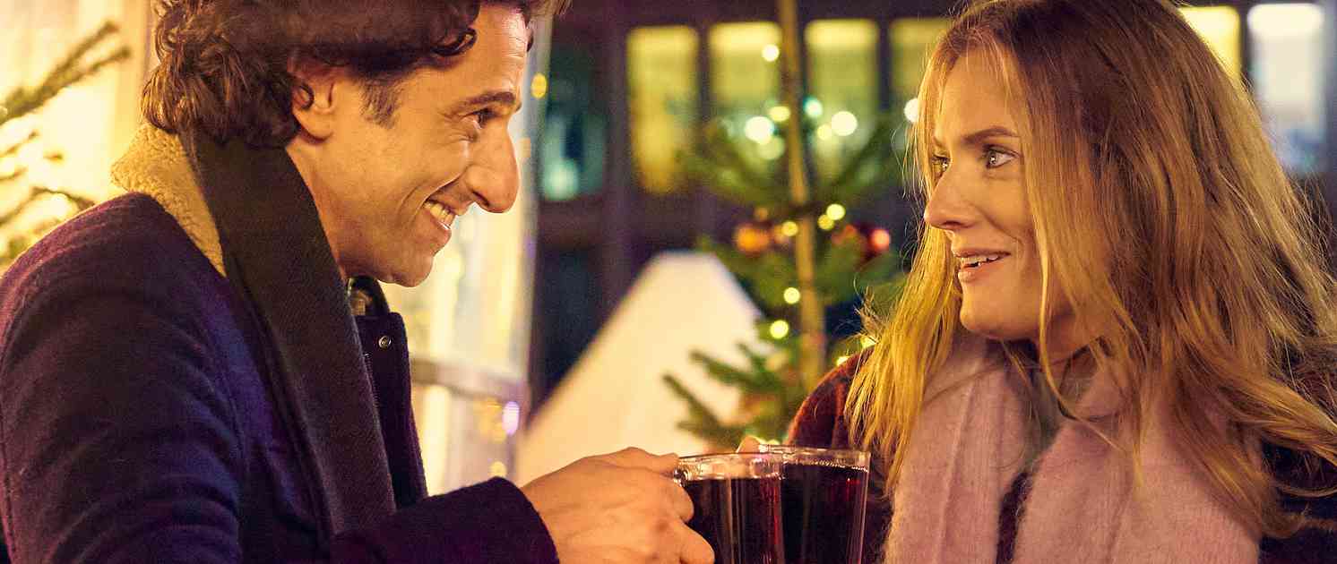Zwei Weihnachtsmänner sind einer zu viel Szene